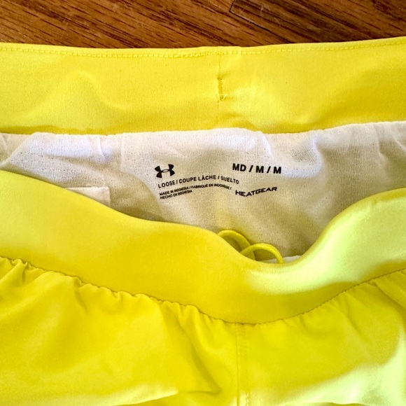 NWT women’s Under Armour 2.0 fly by short - yellow size med - Picture 2 of 4
